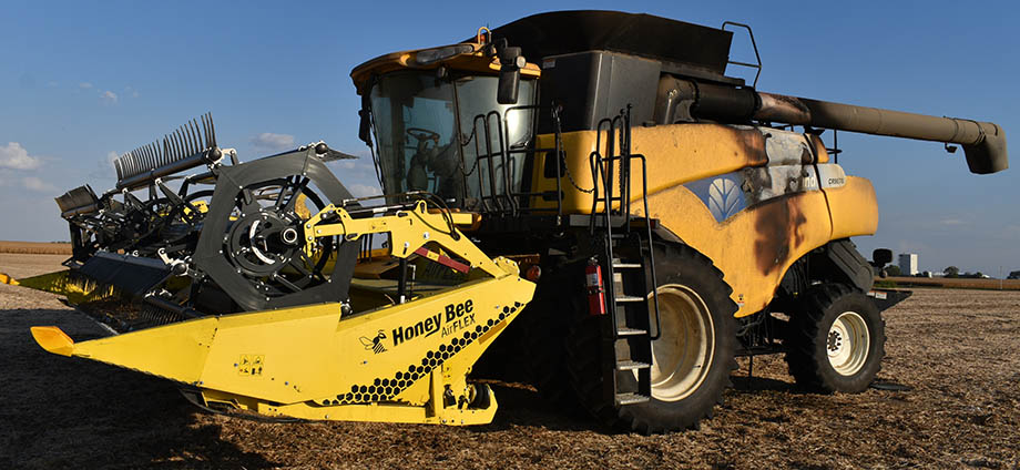 2008 New Holland CR9070 Combine - Image 2