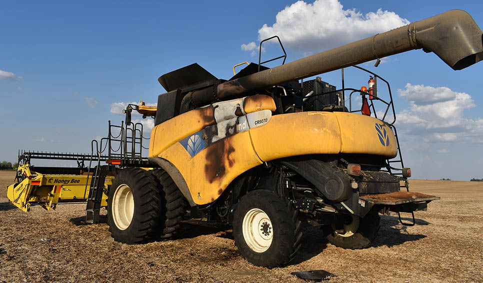 2008 New Holland CR9070 Combine - Image 3