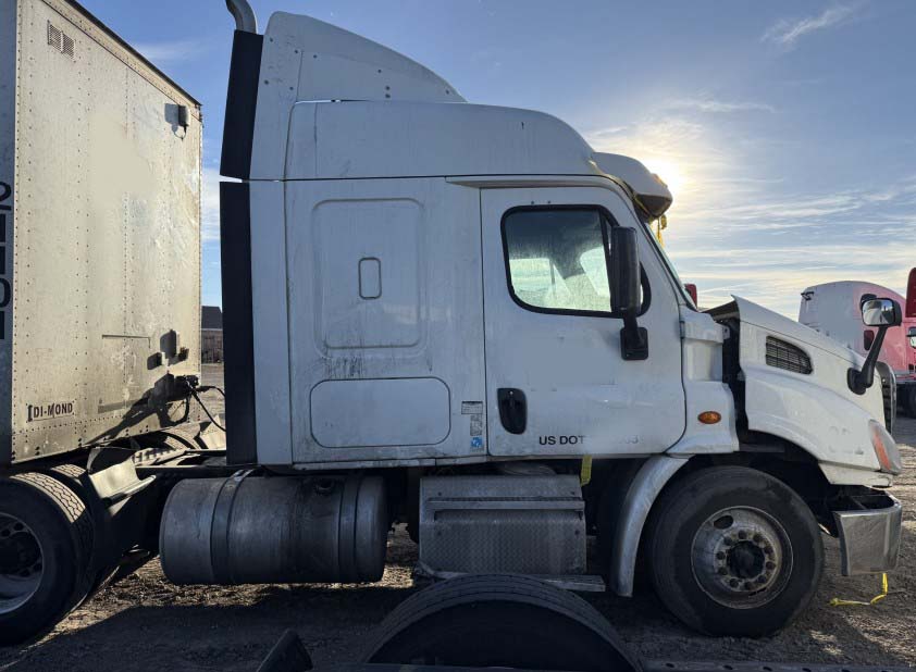 2015 Freightliner Cascadia - Image 11
