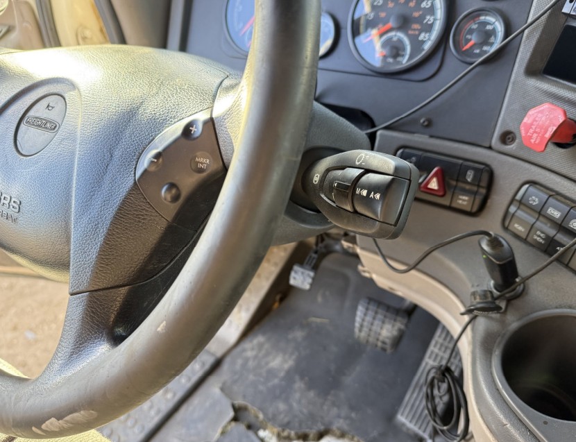 2015 Freightliner Cascadia - Image 13