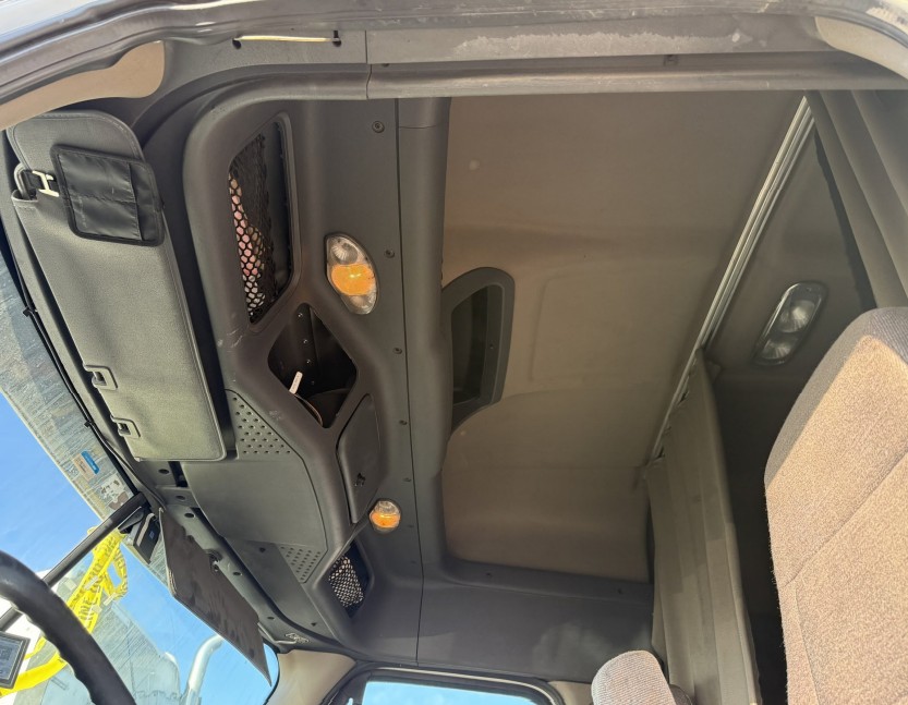 2015 Freightliner Cascadia - Image 3