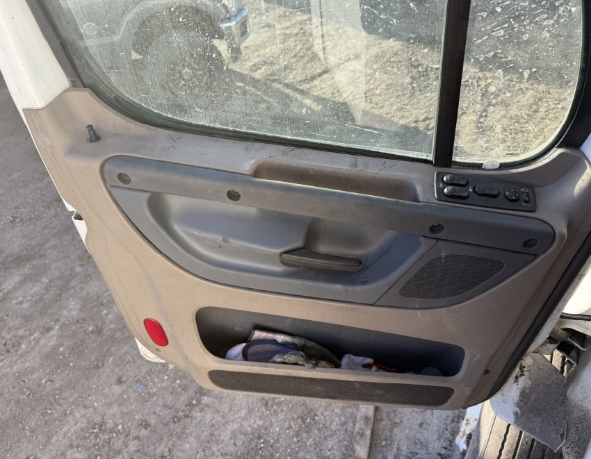 2015 Freightliner Cascadia - Image 5