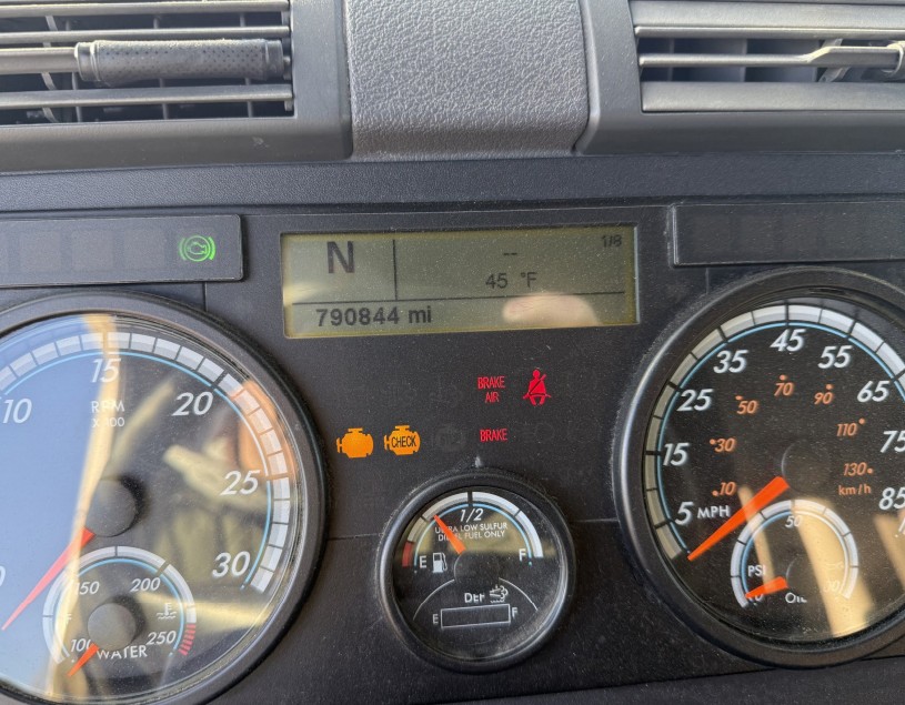 2015 Freightliner Cascadia - Image 7