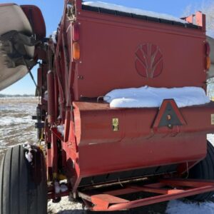 2015 New Holland 560 Baler