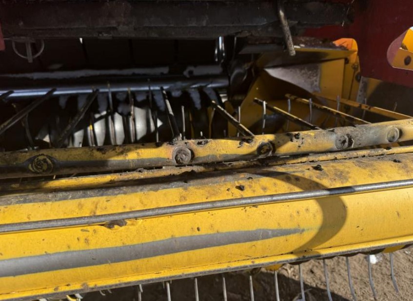 2015 New Holland 560 Baler - Image 16