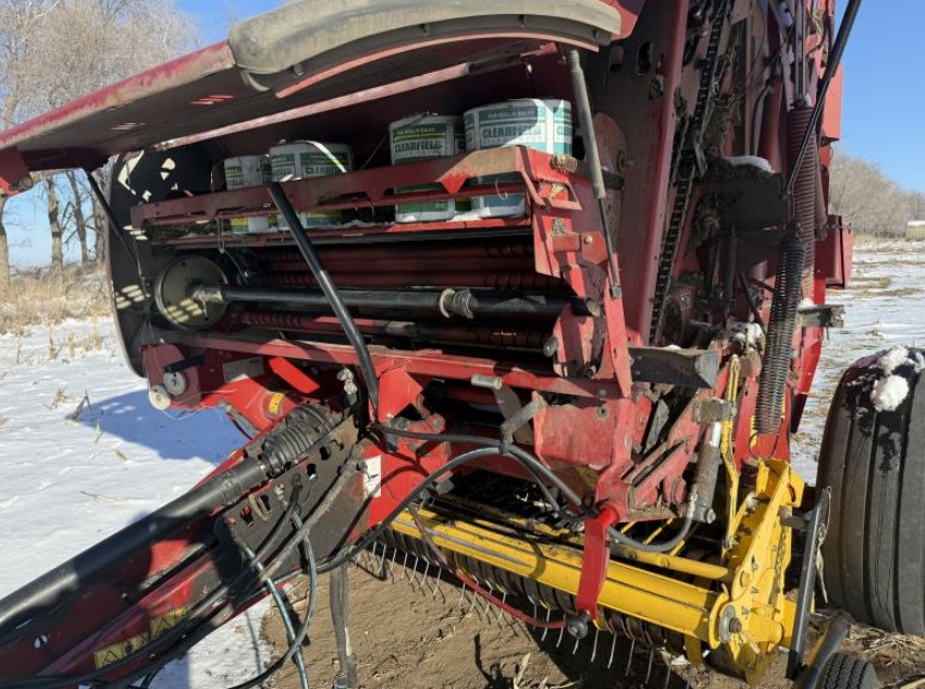 2015 New Holland 560 Baler - Image 3