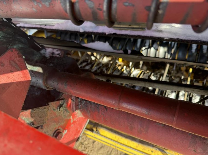 2015 New Holland 560 Baler - Image 7