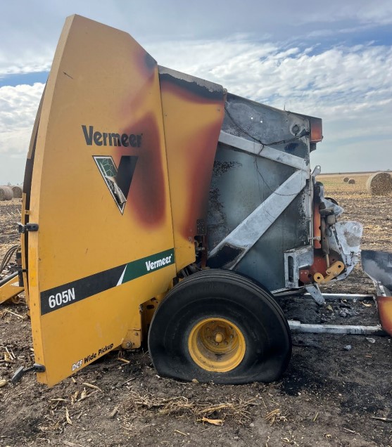 2015 Vermeer 605N Baler - Image 2