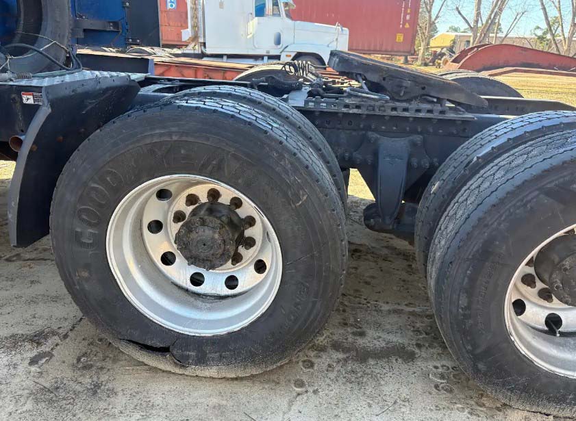 2019 Freightliner Cascadia 126 - Image 10