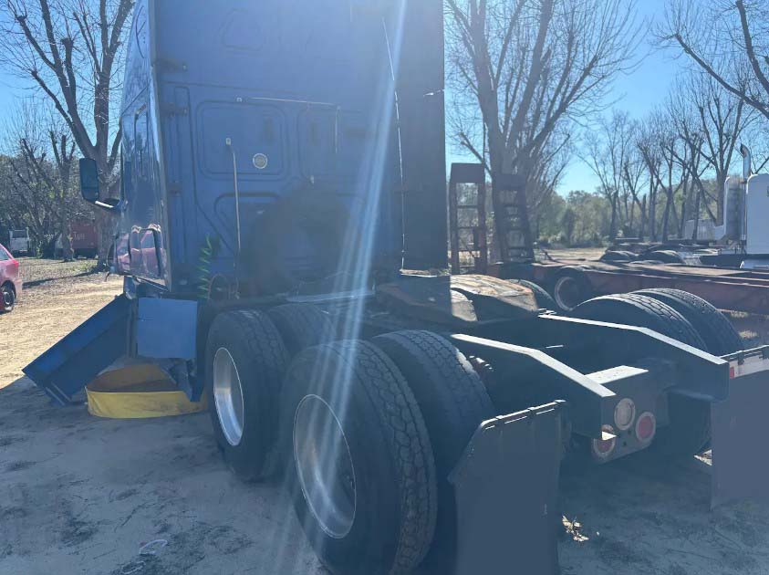 2019 Freightliner Cascadia 126 - Image 8