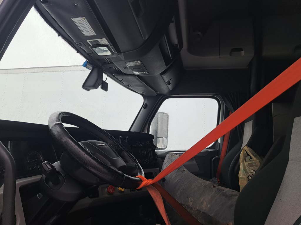 2020 Freightliner Cascadia - Image 2