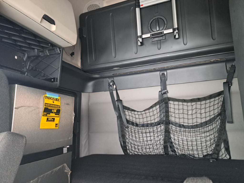 2020 Freightliner Cascadia - Image 3