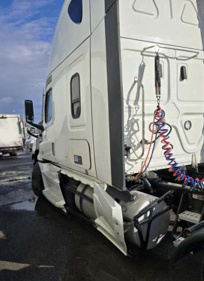 2022 Freightliner Cascadia - Image 2