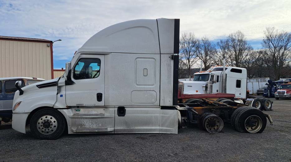 2023 Freightliner Cascadia - Image 2