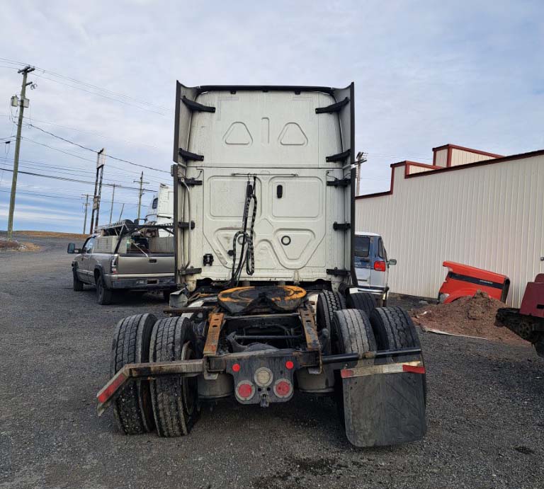 2023 Freightliner Cascadia - Image 3