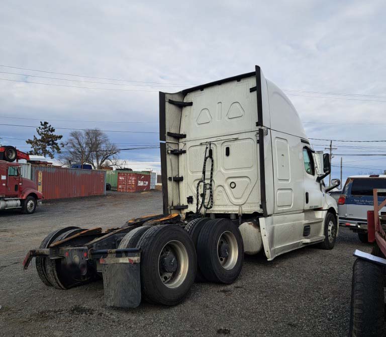 2023 Freightliner Cascadia - Image 4