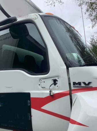 2023 International MV607 Box Truck - Image 2