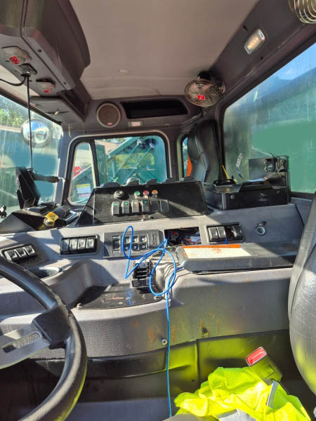 2023 Peterbilt 520 with EZ Pack Goliath G400 28XD Rear Loader Body - Image 29