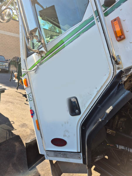 2023 Peterbilt 520 with EZ Pack Goliath G400 28XD Rear Loader Body - Image 4