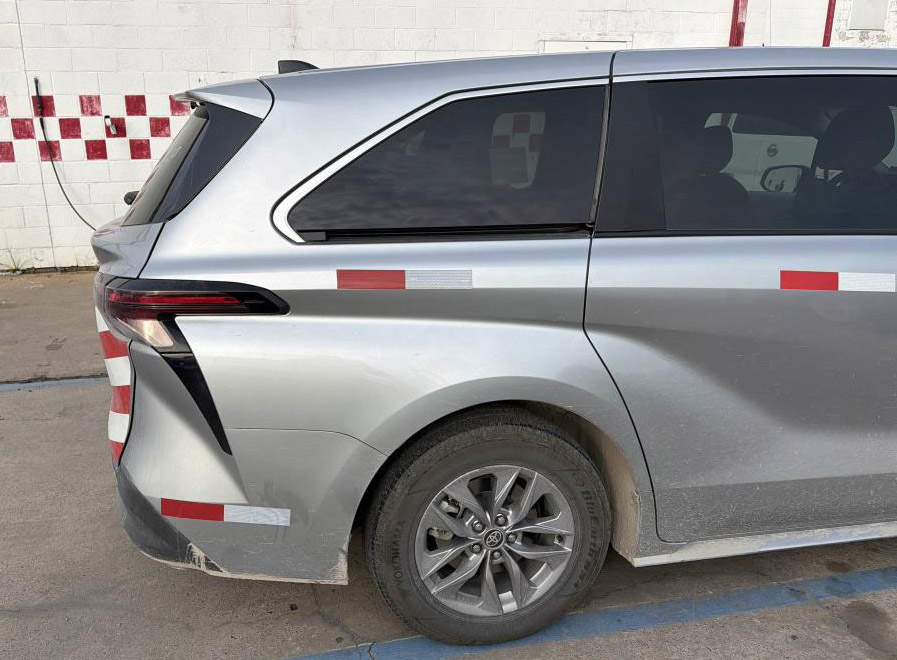 2025 Toyota Sienna - Image 2