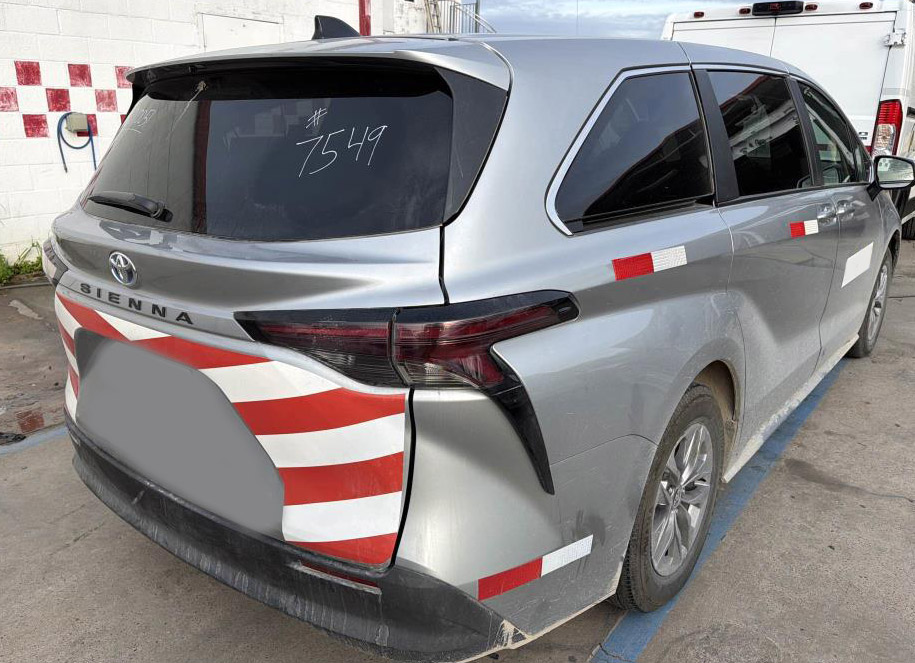 2025 Toyota Sienna - Image 3