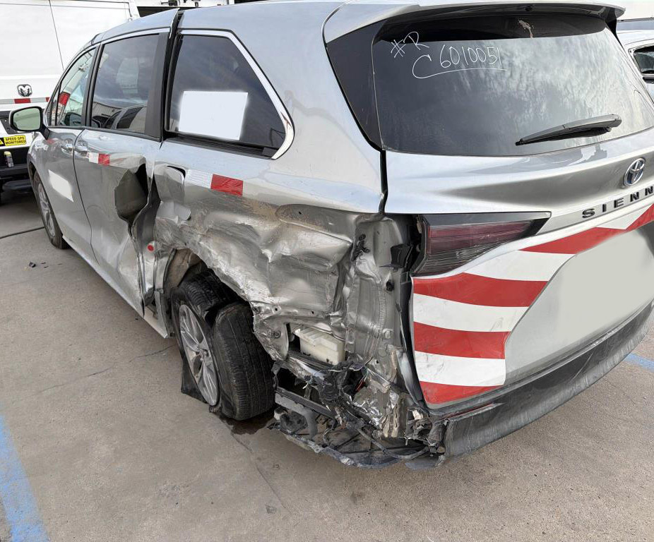 2025 Toyota Sienna - Image 4