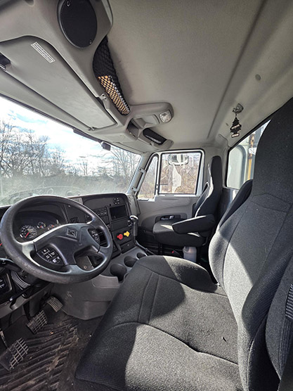 2016 International LF687 - Image 4