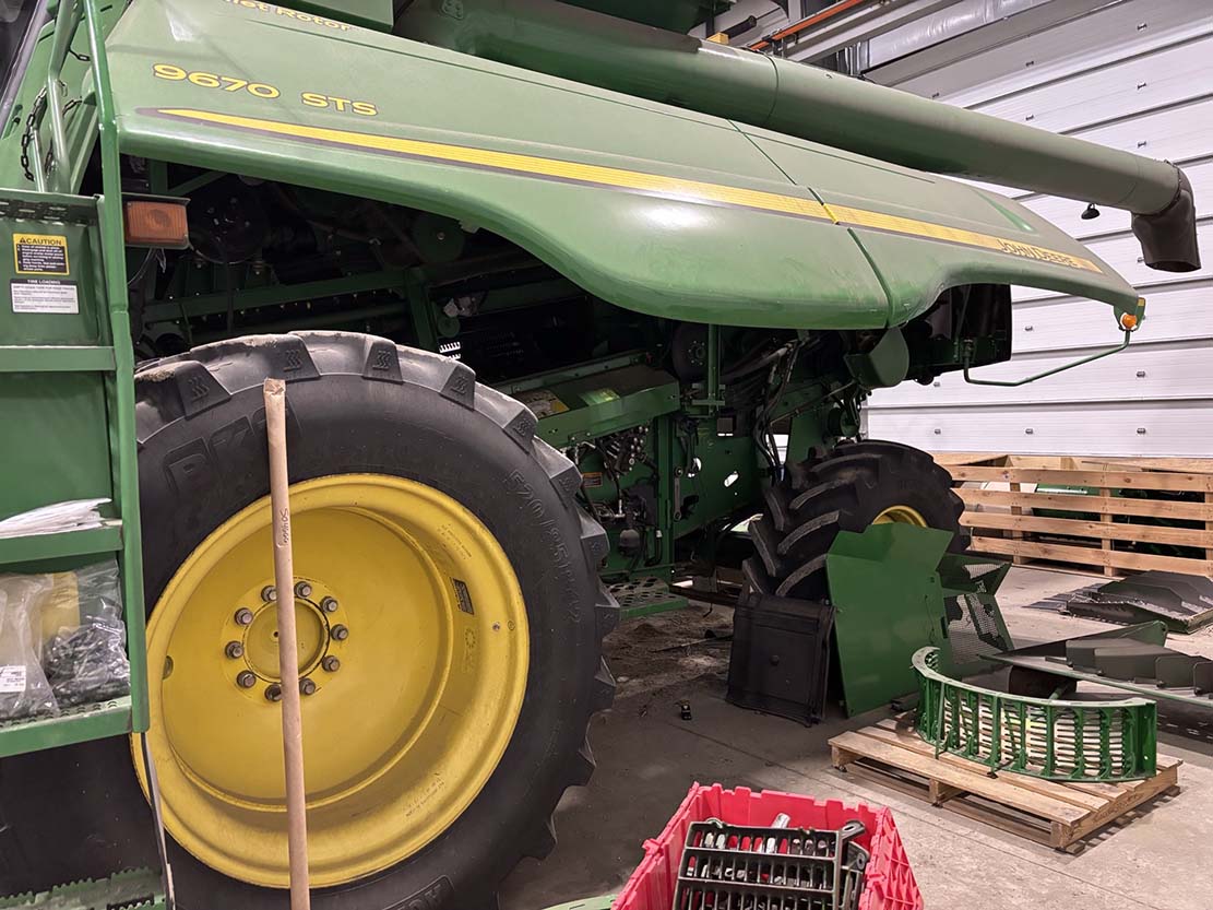 2009 John Deere 9670 Combine - Image 5