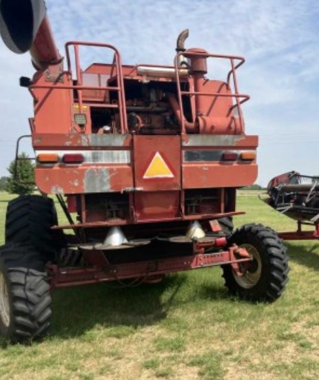 1983 International 1480 Combine - Image 2