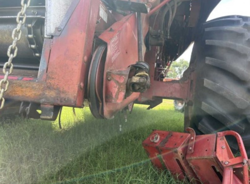 1983 International 1480 Combine - Image 7