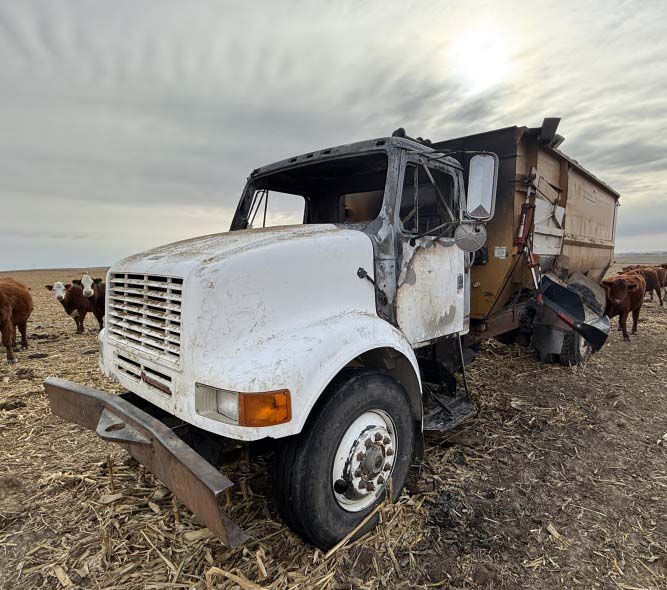 1993 International 7100 Feed Truck - Image 2