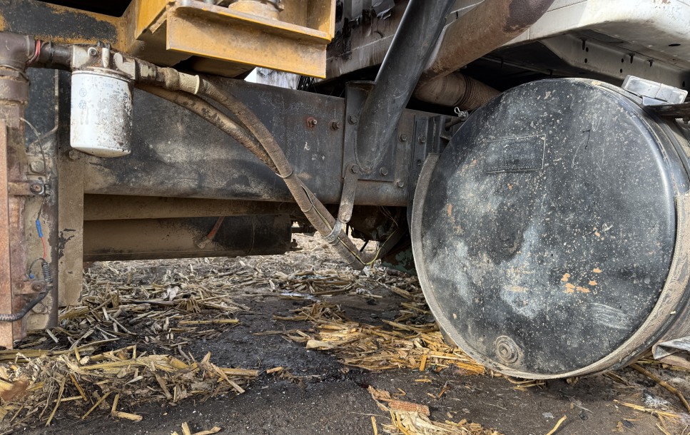 1993 International 7100 Feed Truck - Image 3