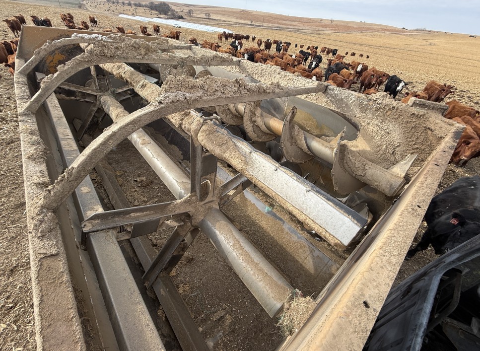 1993 International 7100 Feed Truck - Image 5