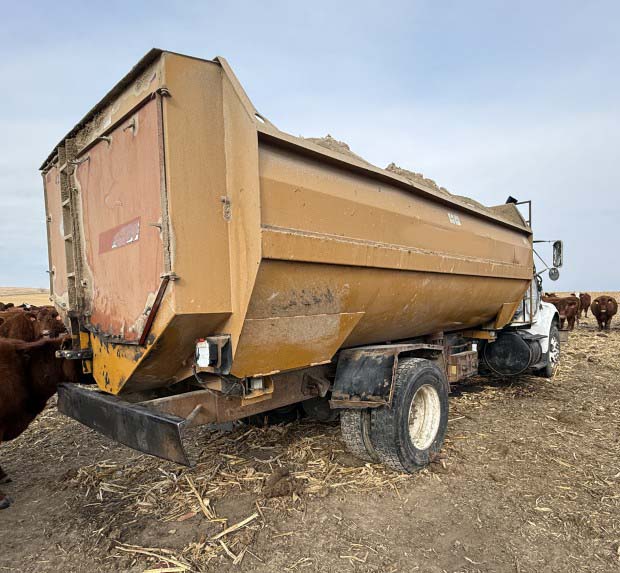 1993 International 7100 Feed Truck - Image 6