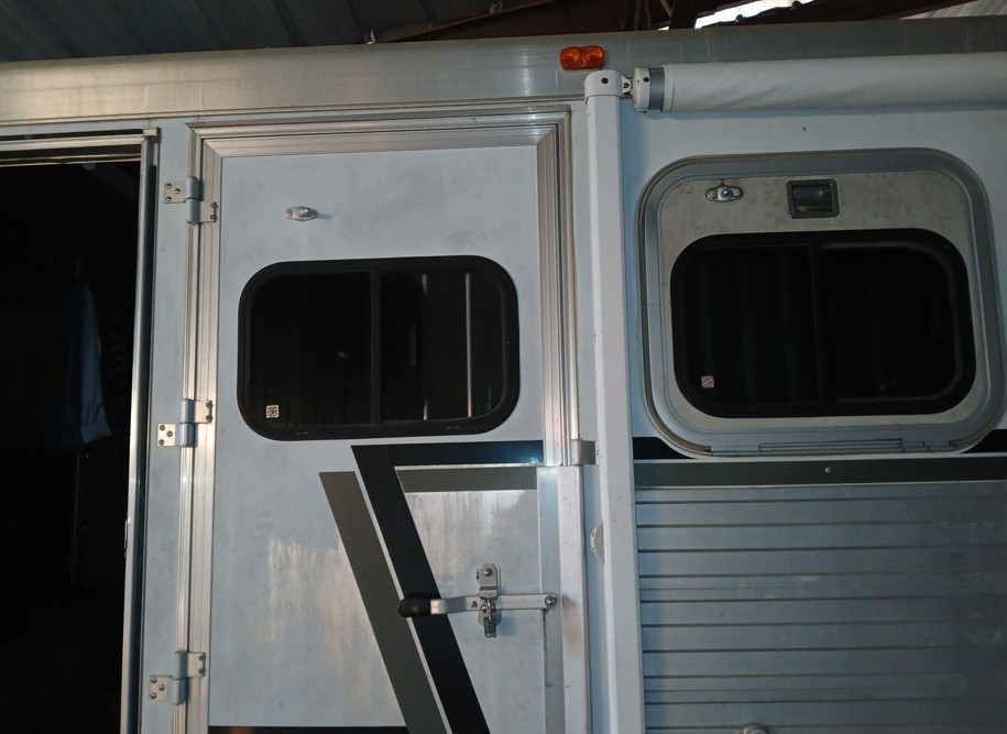 2003 Cherokee 4H Slant Horse Trailer - Image 13