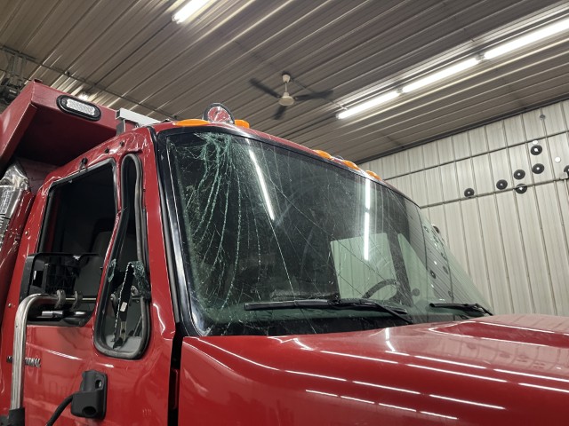 2003 International 7400 Dump Truck - Image 29