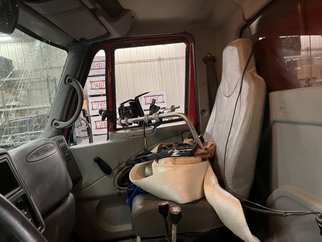 2003 International 7400 Dump Truck - Image 21