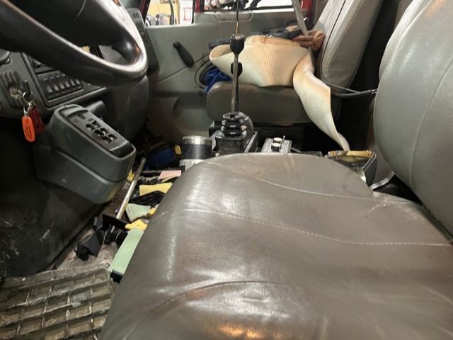 2003 International 7400 Dump Truck - Image 19