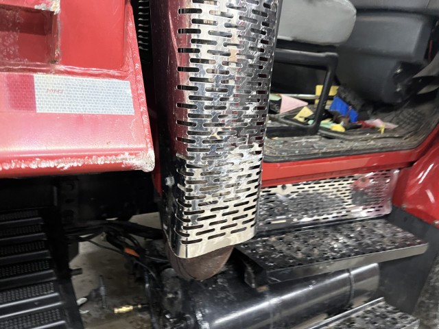 2003 International 7400 Dump Truck - Image 12