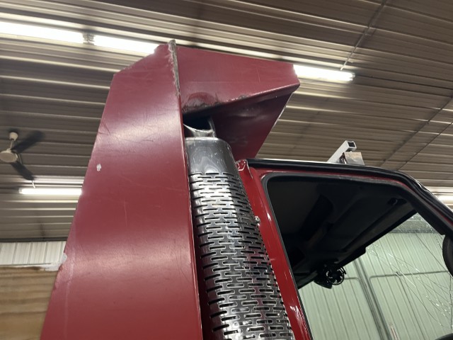 2003 International 7400 Dump Truck - Image 11