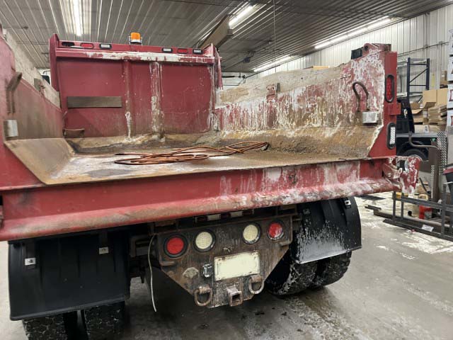 2003 International 7400 Dump Truck - Image 35