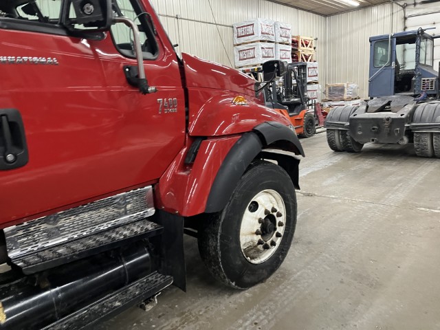 2003 International 7400 Dump Truck - Image 33