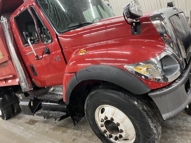 2003 International 7400 Dump Truck - Image 32