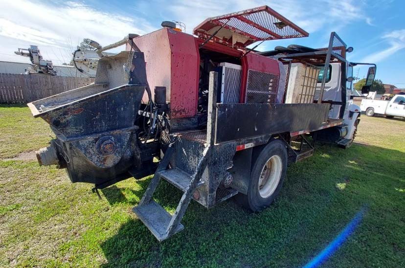 2005 International 4300 Concrete Pump Truck - Image 8