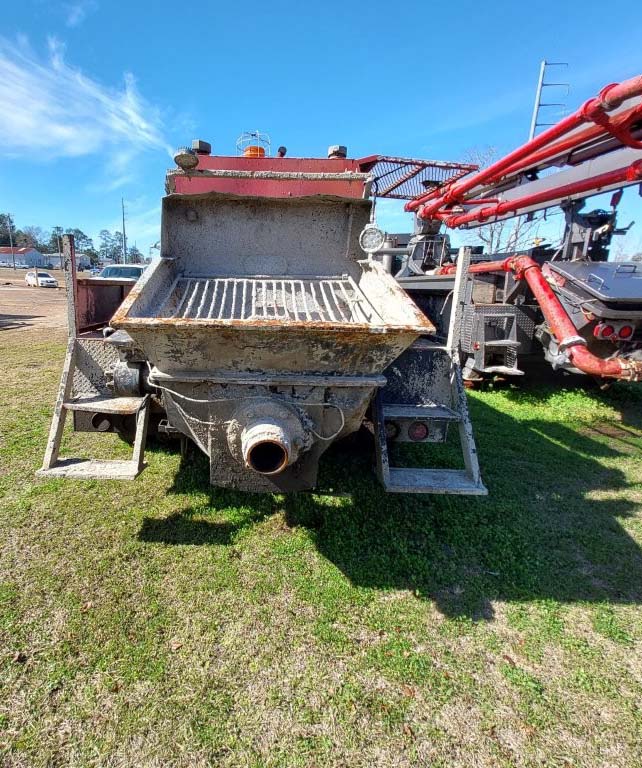 2005 International 4300 Concrete Pump Truck - Image 9