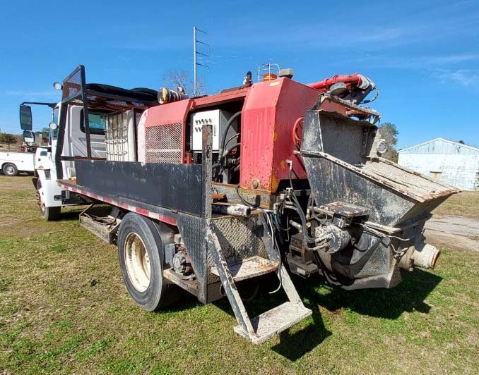 2005 International 4300 Concrete Pump Truck - Image 10