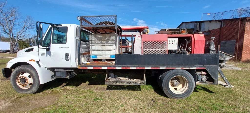 2005 International 4300 Concrete Pump Truck - Image 11