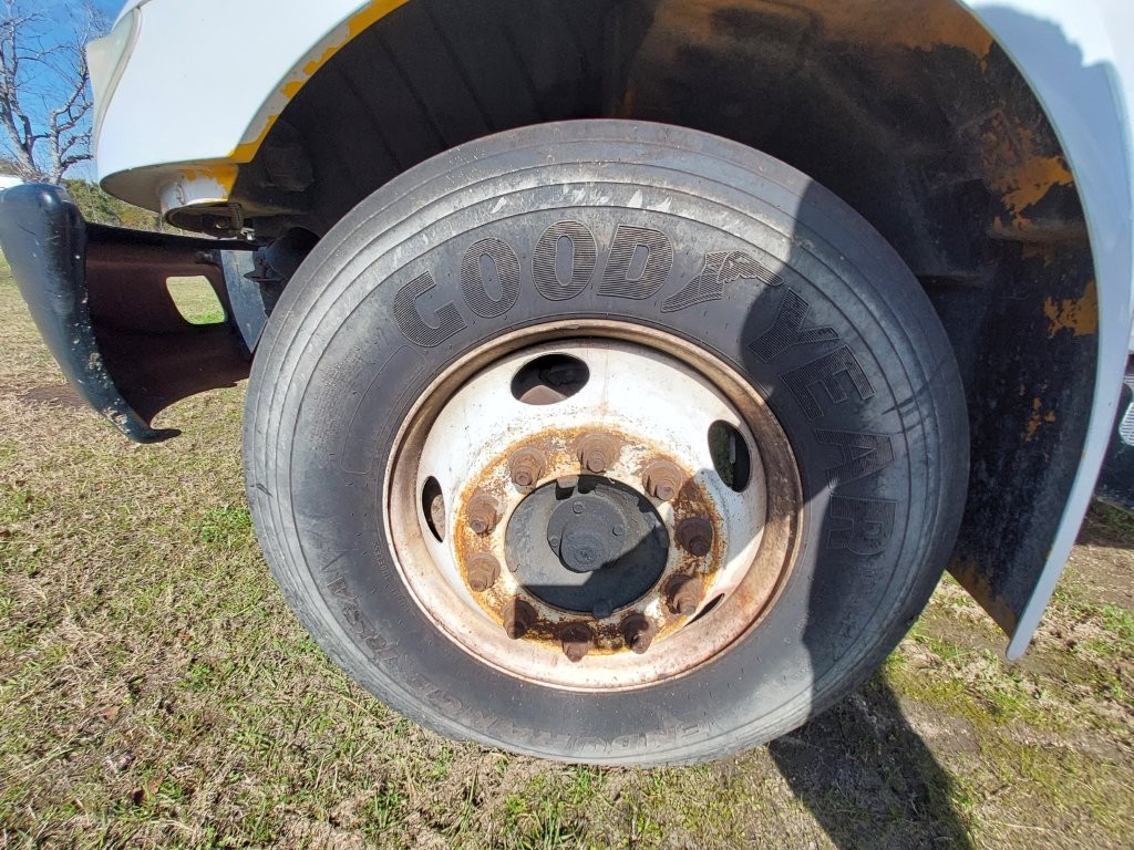 2005 International 4300 Concrete Pump Truck - Image 19