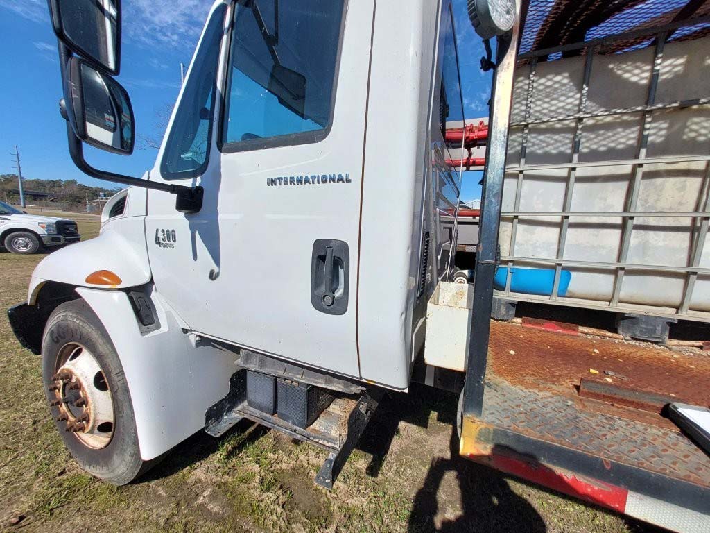 2005 International 4300 Concrete Pump Truck - Image 25