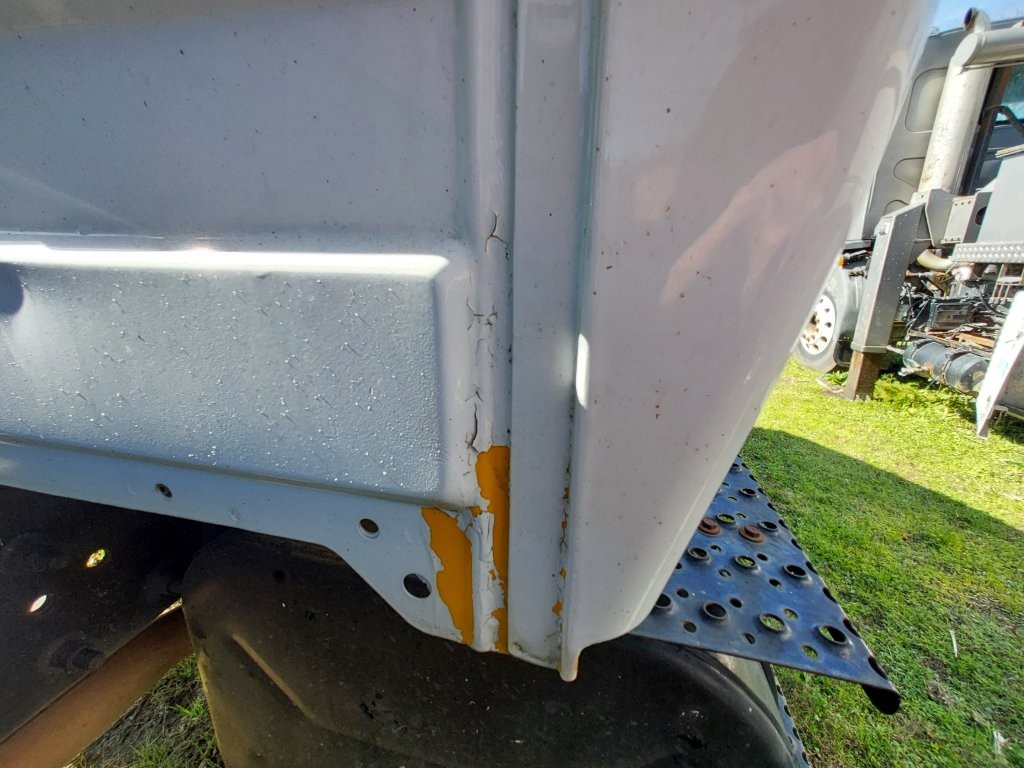 2005 International 4300 Concrete Pump Truck - Image 28